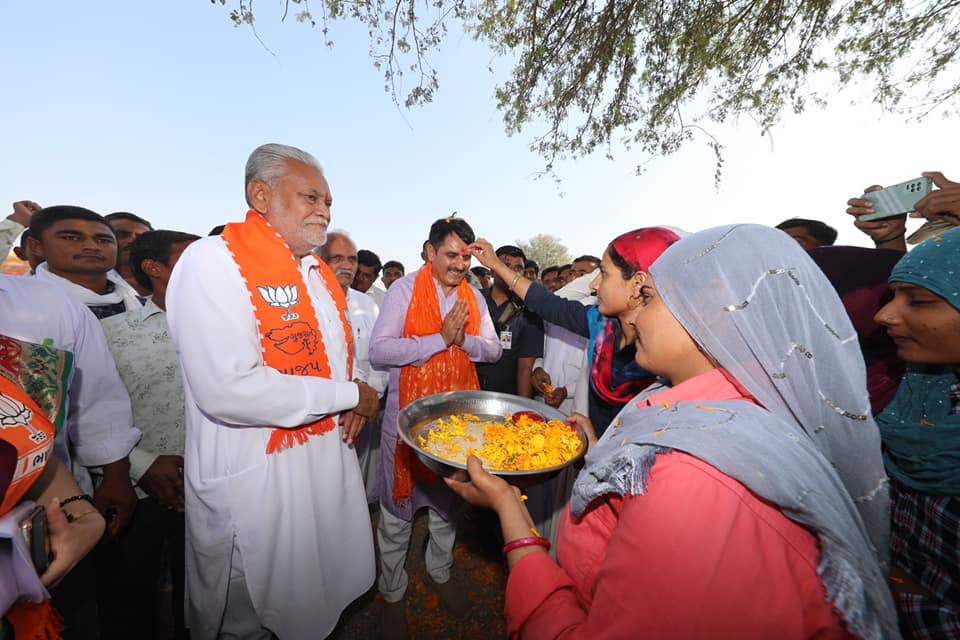 ChaudhryShankar's tweet photo. The #AgresarGujarat Campaign was unveiled today in Agathala,Lakhani, in presence of Union Minister Shri @PRupala Ji. The sea of people who attended the event acknowledges the huge numbers with which the @BJP4Gujarat will secure a majority in the assembly elections in Banaskantha. https://t.co/eBBU0nUGqh