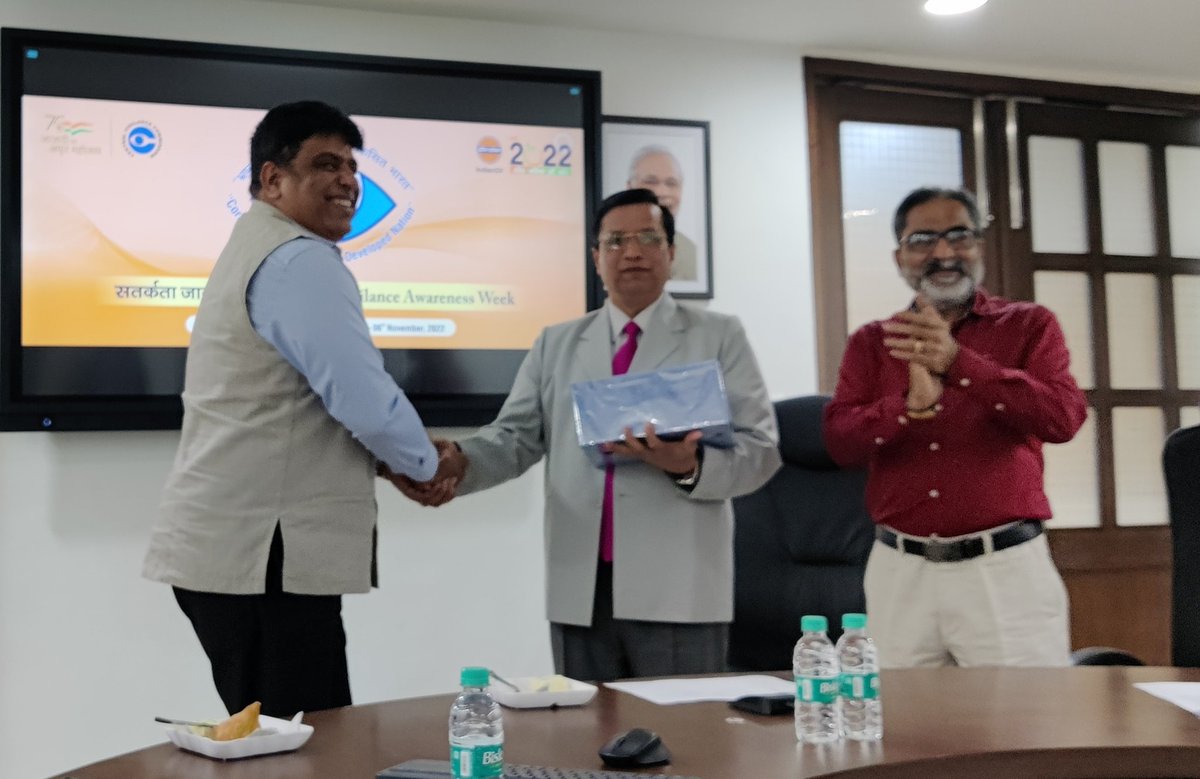 ioclpunjab's tweet photo. ED&amp;SH @ioclpunjab Sh. Jitendra Kumar addressed the PSO team on Vigilance. He  distributed prizes to the winners of various events conducted during Vigilance week from 31st to 6th Nov 22. 
GM(HR), Sh HS Sohi apprised on activities conducted under PSO.

#VigilanceAwarenessWeek2022 https://t.co/Z0cbOB2B6K
