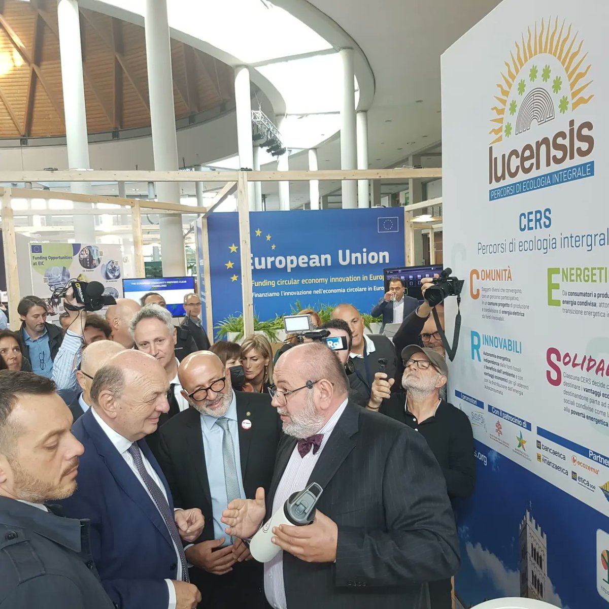 lanzigiuseppe's tweet photo. Oggi a @Ecomondo è passato il Ministro dell'Ambiente @GPichetto al quale ho potuto illustrare @lucensis_ e il Progetto di Custodia di @FrancescoEcon Ho ricordato al Ministro che siamo tutti in attesa dei decreti attuativi del @MiTE_IT sulle #comunitaenergetiche... https://t.co/GLJp3U02bQ
