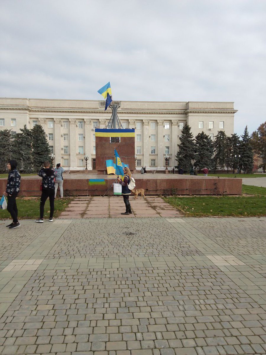 Les habitants de #Kherson sortent déjà les drapeaux ukrainiens sur une des places du centre de la ville, dans l'attente de la libération. Via mon amie <a href="/berdynskykh_k/">Kristina Berdynskykh</a>, très émue pour sa ville ce matin !