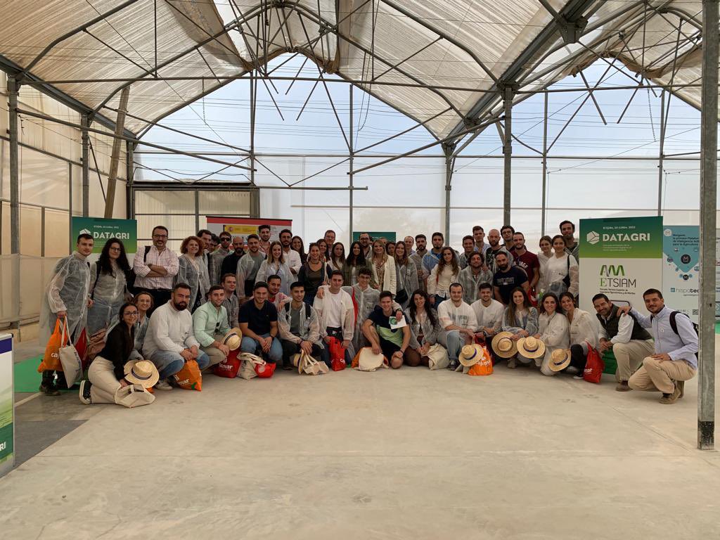 🗣#Foto de #FamiliaETSIAM 📷  #DATAGRI2022 Alumnado de la 5ª Edición del Máster <a href="/DigitalAgriUCO/">DIGITAL AGRI 8</a>
y del <a href="/ETSIAM_MIA/">MIA</a> 
¡Los futuros profesionales #agrotech no podían faltar a esta cita!  #GreenHouseDay #FuturodelaAgricultura