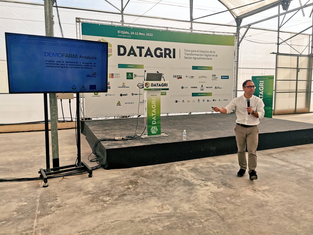 aguseji's tweet photo. Ricardo Alarcón @djpicual presentando el proyecto #DemoFarm

Que usará fincas asociadas de agricultores reales, con tecnología ya existente en el mercado, ayudando en la transformación digital a los agricultores y haciendo difusión de los resultados. 

@ForoDatAgri
#DATAGRI2022 https://t.co/c1tlaU5mwJ