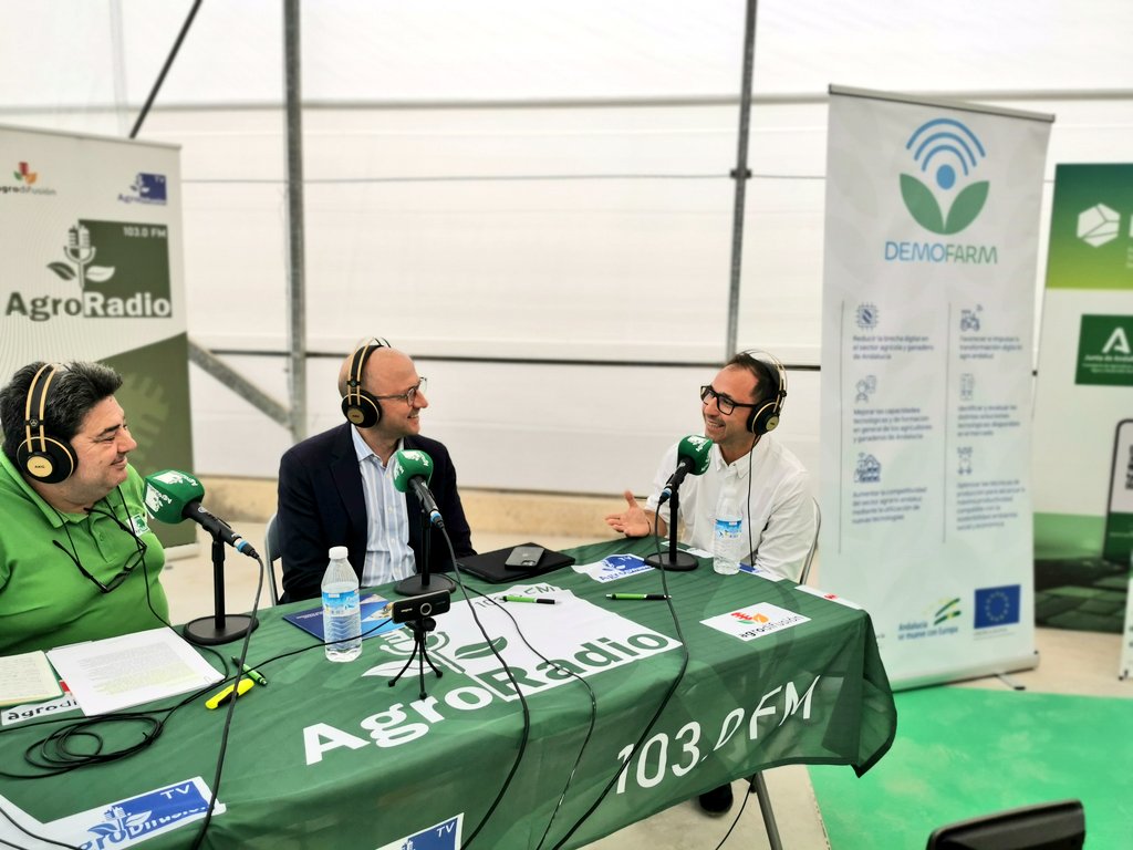 aguseji's tweet photo. Ricardo Alarcón @djpicual presentando el proyecto #DemoFarm

Que usará fincas asociadas de agricultores reales, con tecnología ya existente en el mercado, ayudando en la transformación digital a los agricultores y haciendo difusión de los resultados. 

@ForoDatAgri
#DATAGRI2022 https://t.co/c1tlaU5mwJ
