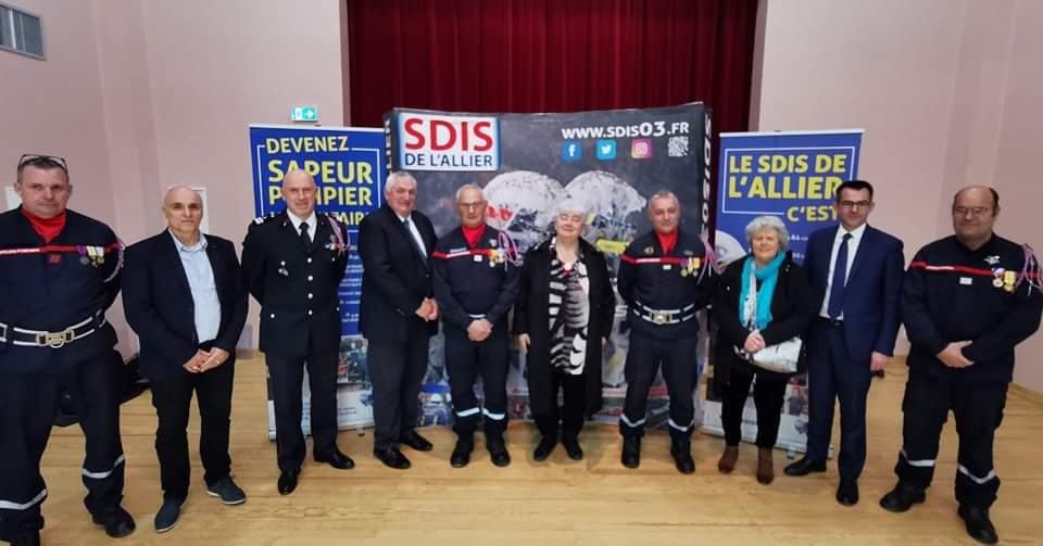 Pud03Lacost's tweet photo. Activités multiples ces dernières heures 😀 #FNSPF #SDIS03 #jaligny #Entretienphysique et dans quelques minutes cérémonie commémorative du #11novembre 🇨🇵 à #dompierresurbesbre https://t.co/SpRwBnXa0m