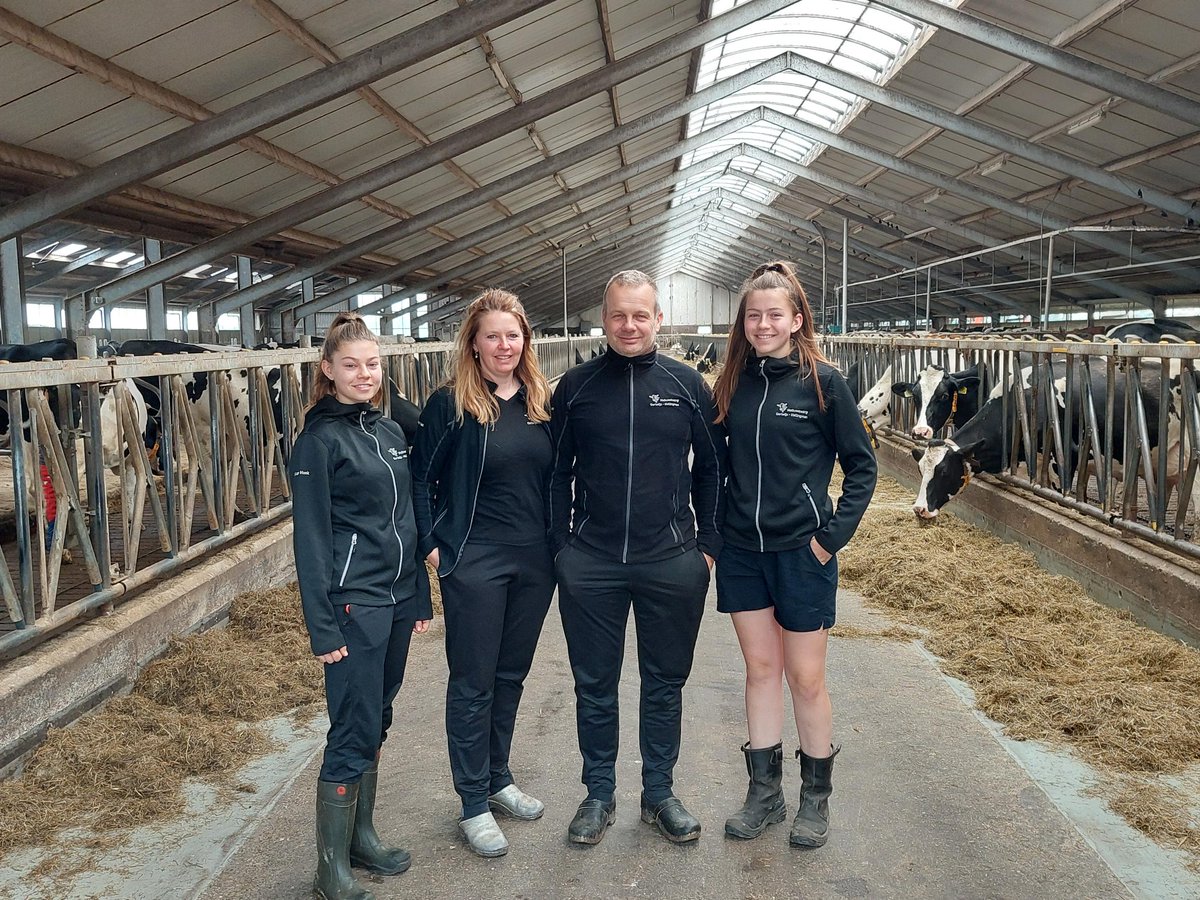 Melkveehouder Oortwijn-Hellingman uit Warder wint dit jaar de Gouden Grutto Pul Trofee die WLD jaarlijks uitreikt, voor hun buitengewone inzet voor de weidevogelbescherming. Verdubbeling aantal gruttoparen en veel agr. natuurbeheer. Gefeliciteerd! #weidevogelbescherming