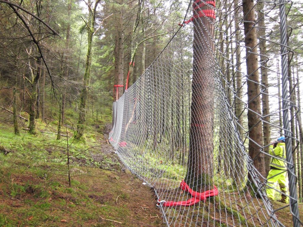 A82operations's tweet photo. You may have noticed large safety fences along the A82, south of Drumnadrochit. 

These are in place to catch any falling rocks or debris as our contractors work along the steep hillside over Loch Ness. 

https://t.co/q0lIdNyRzk https://t.co/yELsBBzUnv