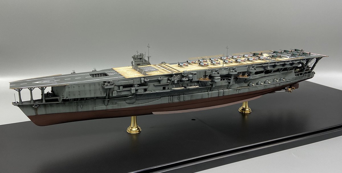 har36600's tweet photo. 航空母艦　加賀　完成しました。
使用キットはフジミ製　1/700 FH22 日本海軍航空母艦 加賀 フルハルモデル
純正エッチング使用
艦載機はピットロード製
今回はフルハルで作りました。
#艦船模型
#フジミ https://t.co/mgX2YYJUBu