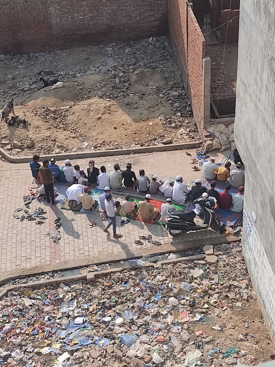 BulandsharUp's tweet photo. #गाजियाबाद  मैं मोहननगर गरिमा गॉर्डन के गोल चकर पर भी पड़ी जा रही है खुले में पड़ी जा रही नवाज, ये है @myogioffice की सरकार देखो आप के उत्तर प्रदेश में। @IPSMUNIRAJ @dm_ghaziabad @ghaziabadpolice @UPPolNRI @Uppolice @Mansingh_BJP @BHUPENDER4252 @Bjp4Ghaziabad https://t.co/dKVejVZ7e0