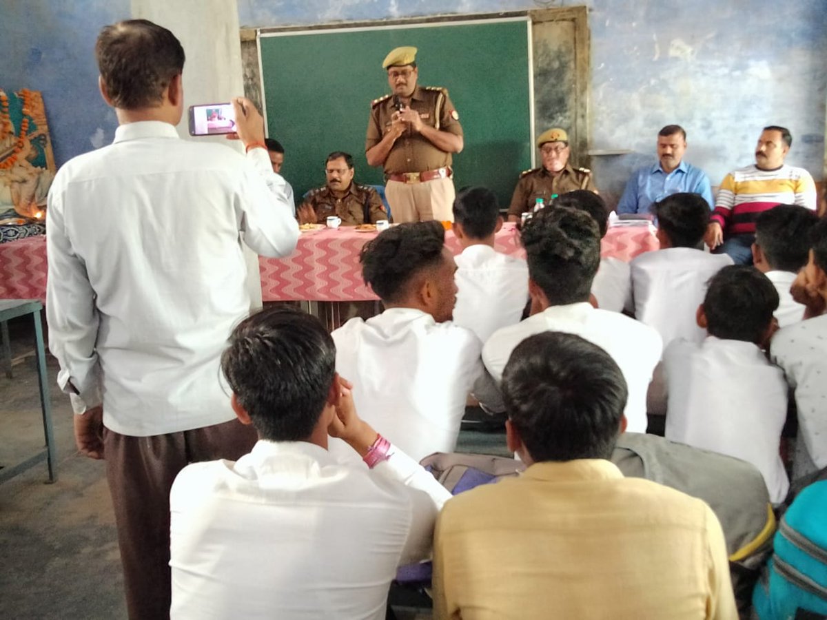 moth_police's tweet photo. श्रीमान जी थाना मोंठ क्षेत्र के केसीपी इंटर कॉलेज में श्रीमान पुलिस अधीक्षक ग्रामीण महोदय के साथ विद्यालय में छात्र छात्राओं को यातायात जागरूकता अभियान के अंतर्गत यातायात के नियमों एवं सावधानियों से अवगत कराया गया। तथा सभी बच्चों को साइबर अपराध से संबंधित जानकारी दी गई@sspjhansi https://t.co/hmN9O39IQK