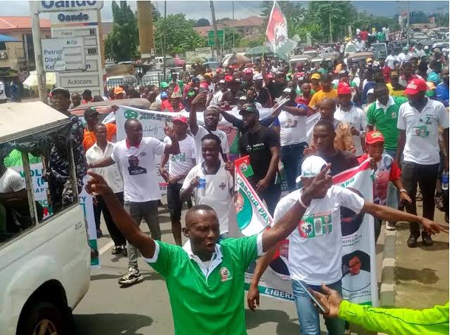 SaharaReporters's tweet photo. Drama As Peter Obi’s Supporters Fight Over Money After Labour Party Rally In Abia | Sahara Reporters https://t.co/TbPwo1Wnd8 https://t.co/jm1qPF2s1R