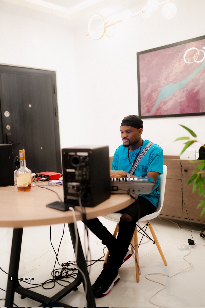 that_cryptoguyy's tweet photo. 🎙️🎛️🎚️

#mixingandmasteringengineer 
#audioengineer 
#recordingengineer 
#vocaldesigner https://t.co/xTn3WYeYGQ