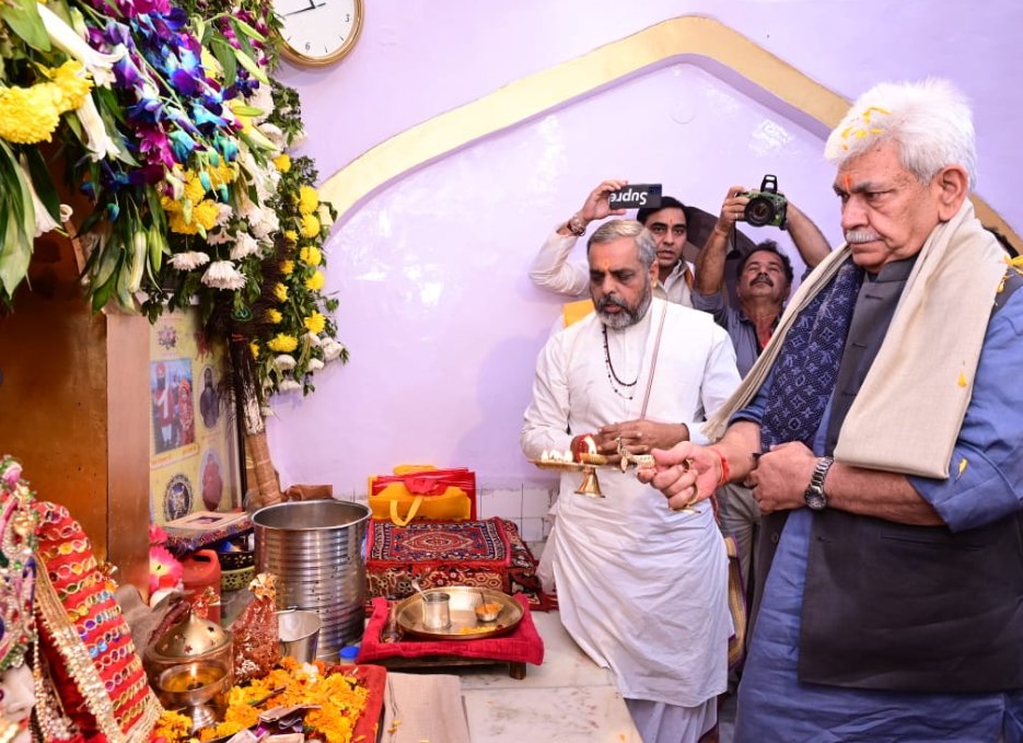jammu_ladakh's tweet photo. #LG @manojsinha_ Visited #JhiriMela and paid obeisance at #BabaJitto Shrine today, Said-The 10-day long annual event to commemorate the martyrdom of #BabaJitto & #BuaKodi is witnessing gathering of lakhs of people of the country especially #punjab #Haryana #delhi & #UP
@diprjk https://t.co/WyMEhcM9e8