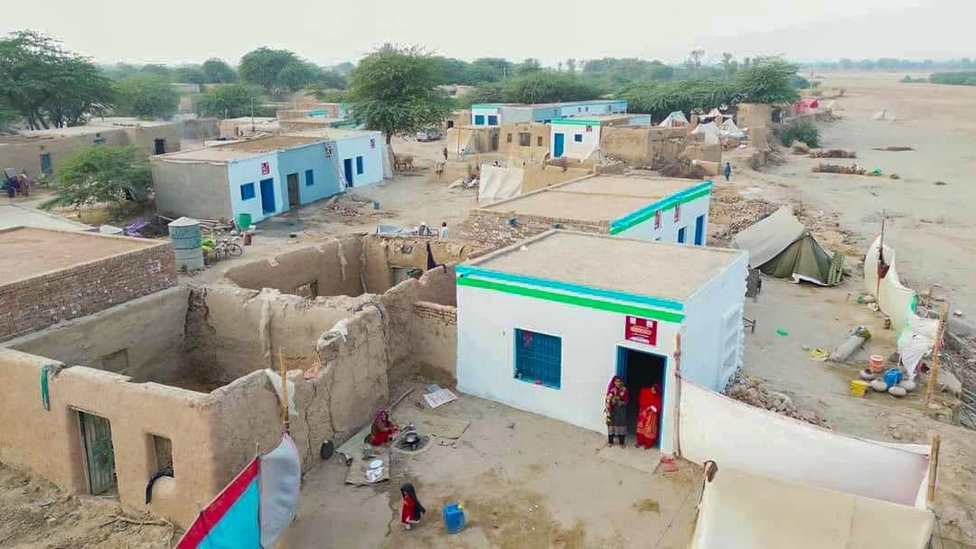 AlkhidmatOrg's tweet photo. الخدمت پورے پاکستان میں سیلاب سے متاثرہ علاقوں میں تعمیر وطن پروگرام کے تحت متاثرین کی بحالی کا کام جاری رکھے ہوئے ہے 
الخدمت فاؤنڈیشن کے تحت ڈیرہ غازی خان بستی گدوآنی اور بستی وڈانی میں سیلاب سے متاثرہ خاندانوں کو پہلے مرحلہ میں 115 مکانات تعمیر کرکے حوالے کر دئے گئے ۔ https://t.co/zbVCVwnPri