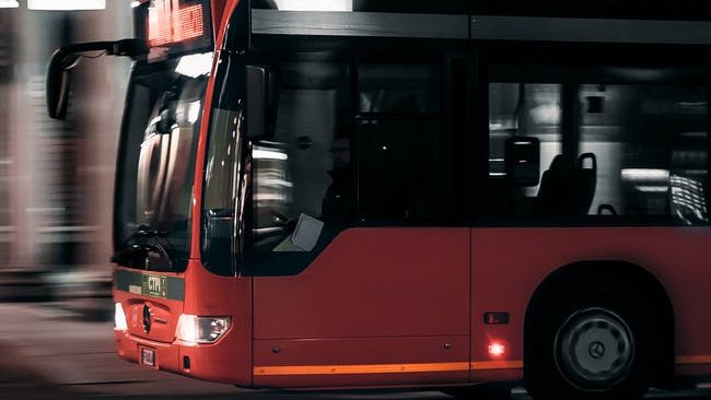 Veiasa's tweet photo. #VeiTip Si tienes un autobús o microbús🚌, cuando pases la #ITV comprobaremos que:
✅Al estar parado las puertas pueden abrirse desde dentro y desde fuera
✅Las ventanas de socorro con bisagras se abren hacia el exterior
✅Las salidas de emergencia están bien rotuladas https://t.co/O0KDUHlP9g