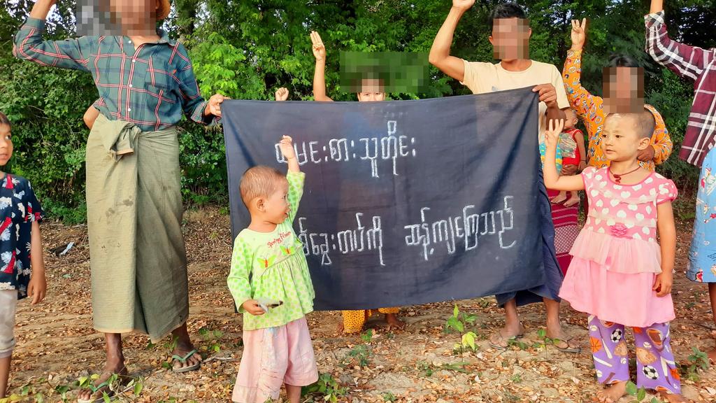 Wamtha2021's tweet photo. "ထမင်းစားသူတိုင်း စစ်ခွေတပ်ကို ဆန့်ကျင်ကြသည်"
စာတန်းကိုင်ဆောင်ကာ
ဖက်ဆစ်စစ်တပ်အမြစ်ပြတ်ရေးအတွက် ချီတတ်သပိတ်မှောက်ခဲ့တဲ့ ပြည်/ခွန်သပိတ်...

#2022nov11coup 
#HelpMyanmarIDPs 
#WhatsHappeninglnMyanmar 
#pyigyitagonstrik

#အရေးတော်ပုံ_အောင်ရမည် 

#အဂဝံသ https://t.co/VT65mxBsSM