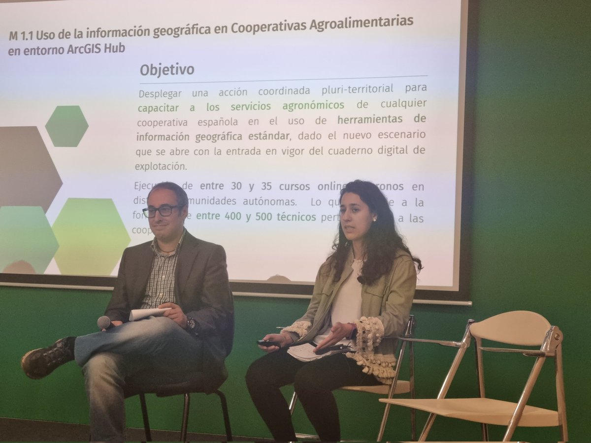 CoopsAgroES's tweet photo. #DATAGRI2022 Rossana Tornel @CoopsAgroES expone la labor de asesoramiento en #digitalización hemos realizado hasta ahora 17 cursos con @Esri_Spain a técnicos de #Cooperativas en colaboración con nuestras federaciones y estamos desarrollando una plataforma #SIGEX @redrunacional https://t.co/FSA1pkaqsH