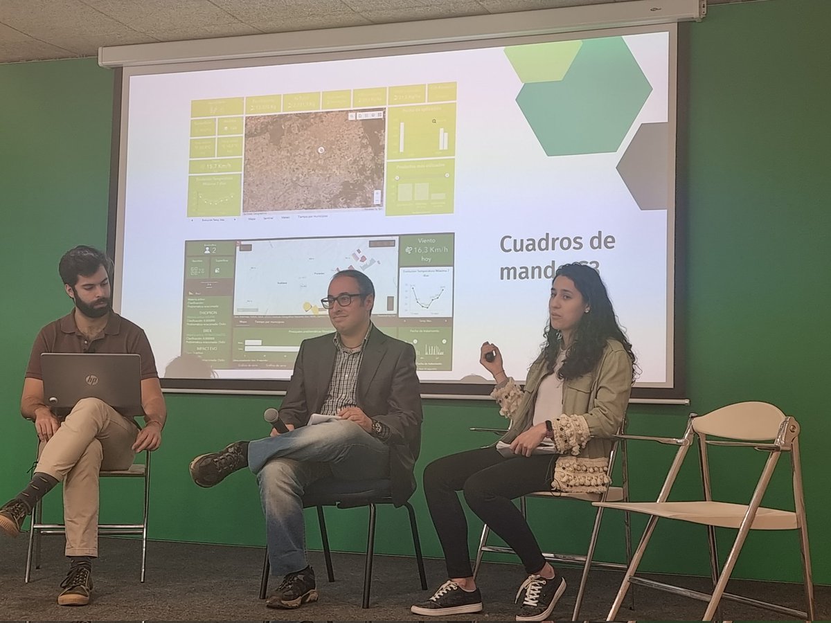 CoopsAgroES's tweet photo. #DATAGRI2022 Rossana Tornel @CoopsAgroES expone la labor de asesoramiento en #digitalización hemos realizado hasta ahora 17 cursos con @Esri_Spain a técnicos de #Cooperativas en colaboración con nuestras federaciones y estamos desarrollando una plataforma #SIGEX @redrunacional https://t.co/FSA1pkaqsH