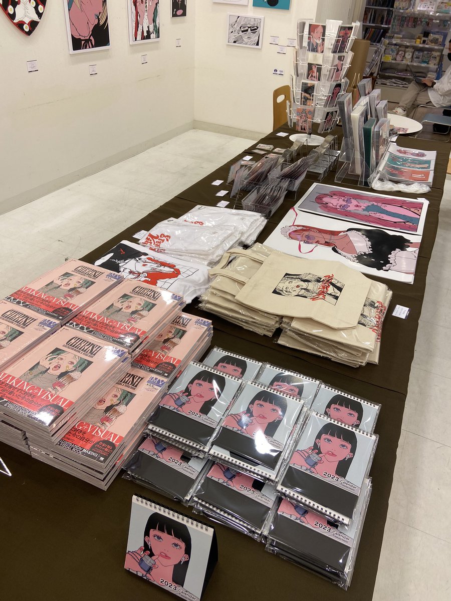 展示ツアーCHERISH、過去最高のグッズ量です❤️‍🔥

・トートバッグ ¥2200
・クリアファイル 3種¥660
・ステッカー 7種 ¥550
・アクリルボード 3種¥1760
・ポストカード 16種¥260

etc…
是非この機会にお買い求めくださいませ。 