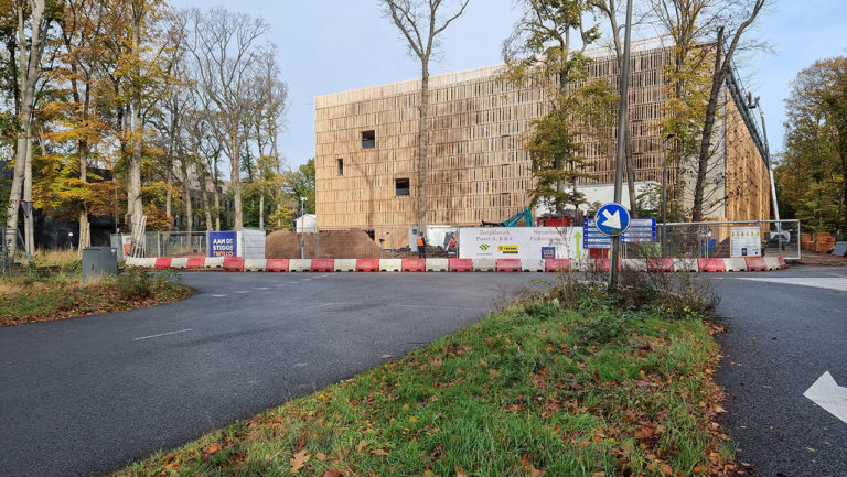 Tussen 14 november en 9 december 2022 wordt er gewerkt langs de Laan van Tergooi. Bij de nieuwe parkeergarage komt een inrit. Bij Tergooi MC Clinics, tegenover de parkeergarage, komt een laad- en loshaven. Verkeersregelaars leiden verkeer in juiste banen. tergooi.nl/wegwerkzaamhed…