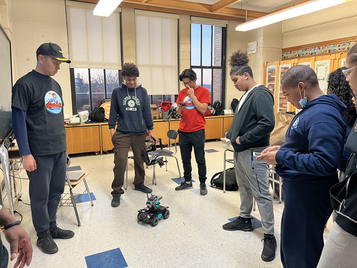 lenadong0921's tweet image. Cool!! This was the first station of our Chinese team in the US.
#DJIeducation #stemsupport #robots #drones