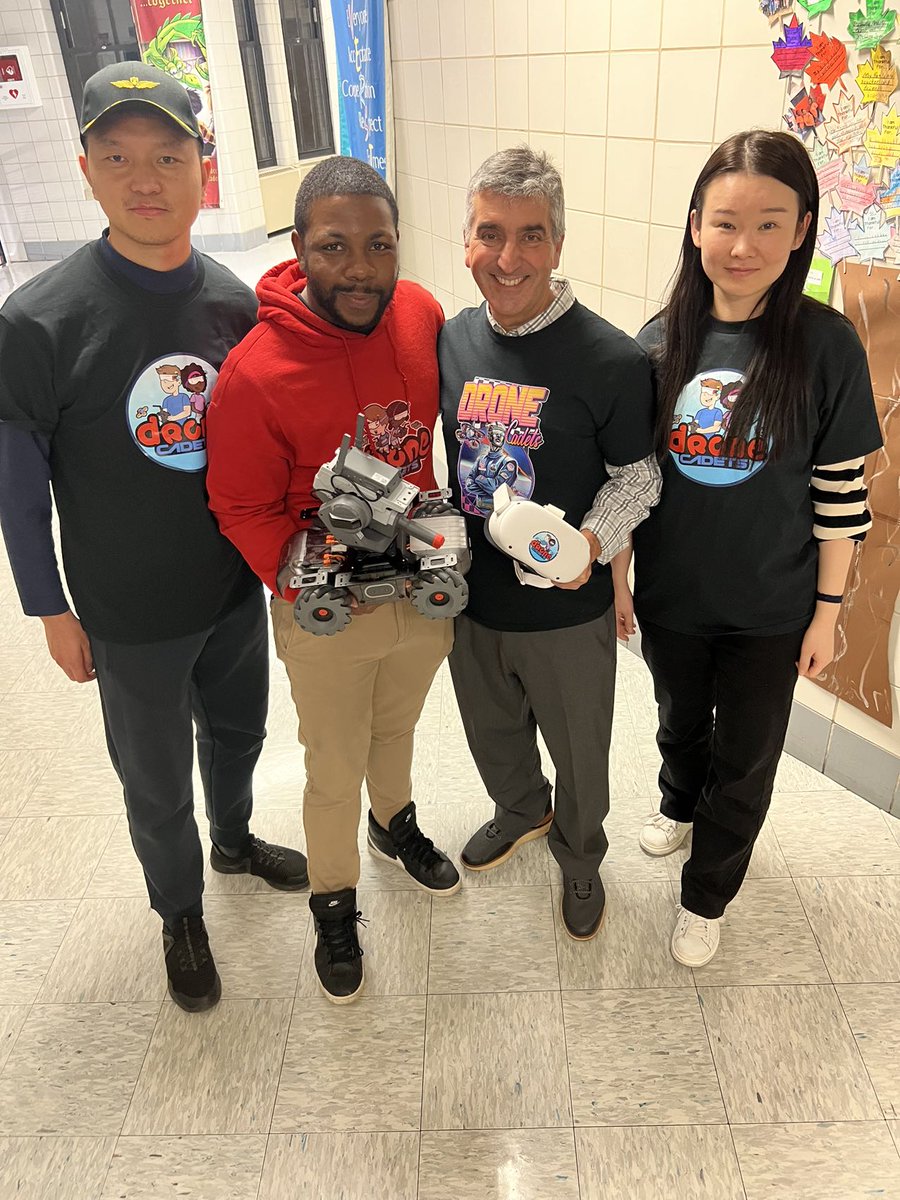 lenadong0921's tweet image. Cool!! This was the first station of our Chinese team in the US.
#DJIeducation #stemsupport #robots #drones