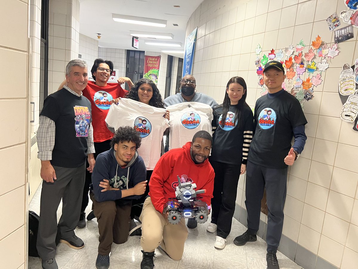 lenadong0921's tweet image. Cool!! This was the first station of our Chinese team in the US.
#DJIeducation #stemsupport #robots #drones