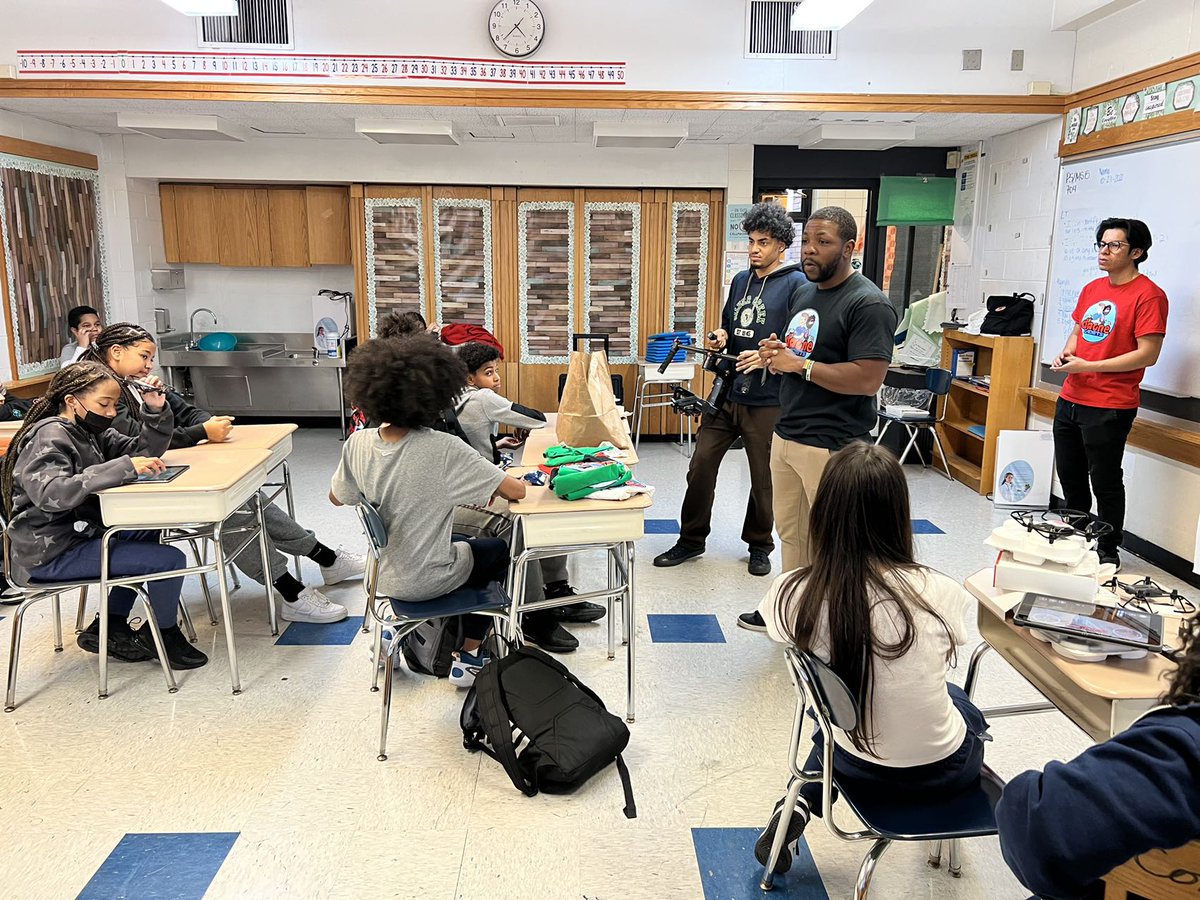 lenadong0921's tweet image. Cool!! This was the first station of our Chinese team in the US.
#DJIeducation #stemsupport #robots #drones