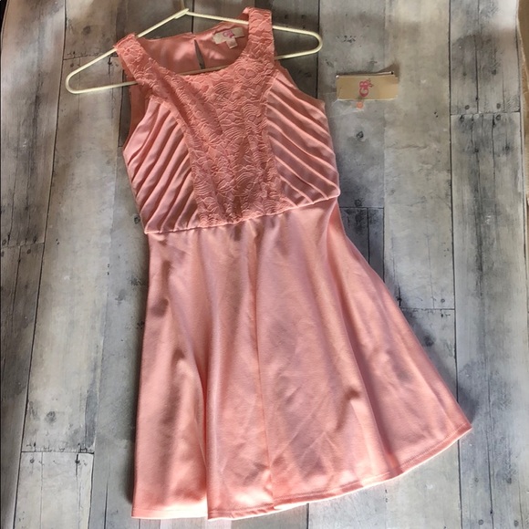 RudelyChill98's tweet photo. So good I had to share! Check out all the items I'm loving on @Poshmarkapp #poshmark #fashion #style #shopmycloset #libertyzeno #gbgirls #express: https://t.co/BVmX6MXcbc https://t.co/IiLWkWblUX