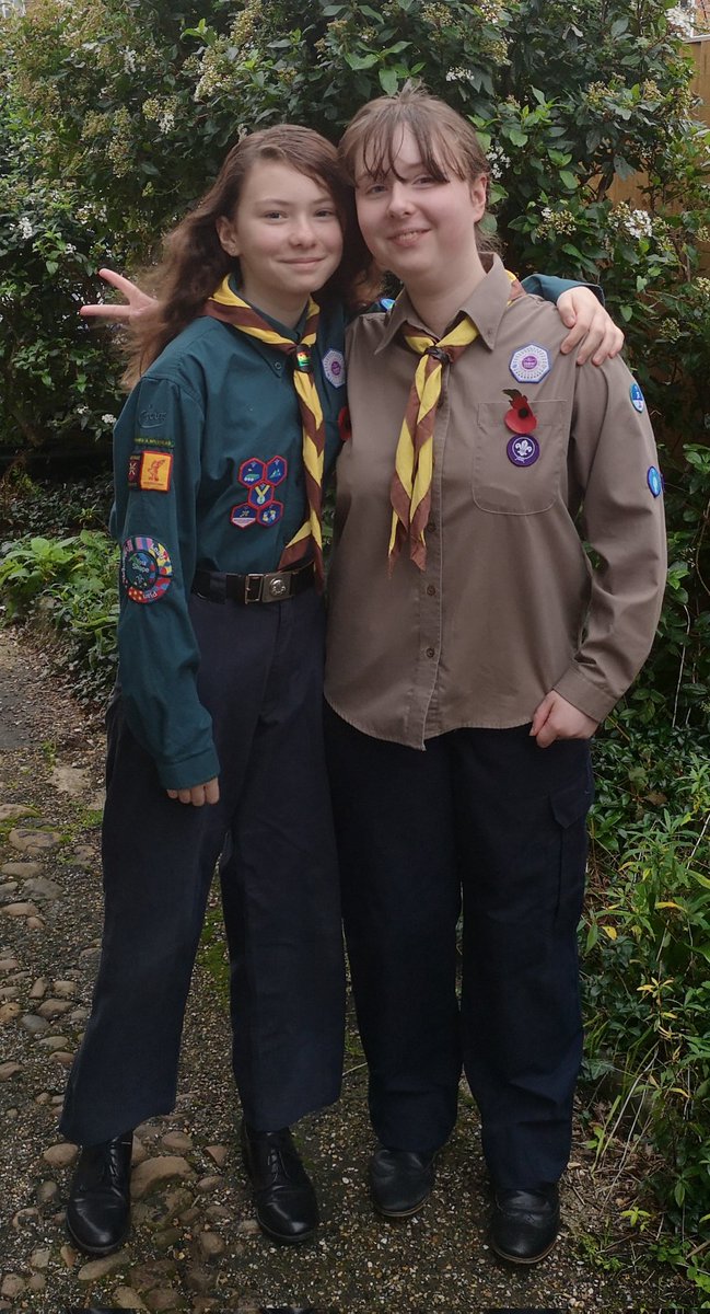 KirstyWarner's tweet photo. #remembranceday2022    

Off to school, and trying to get them to pose nicely. 🙄
They will act properly later and Sunday, just not for mum 🤣. 

#nogangsigns https://t.co/FDx6qJ8ecm