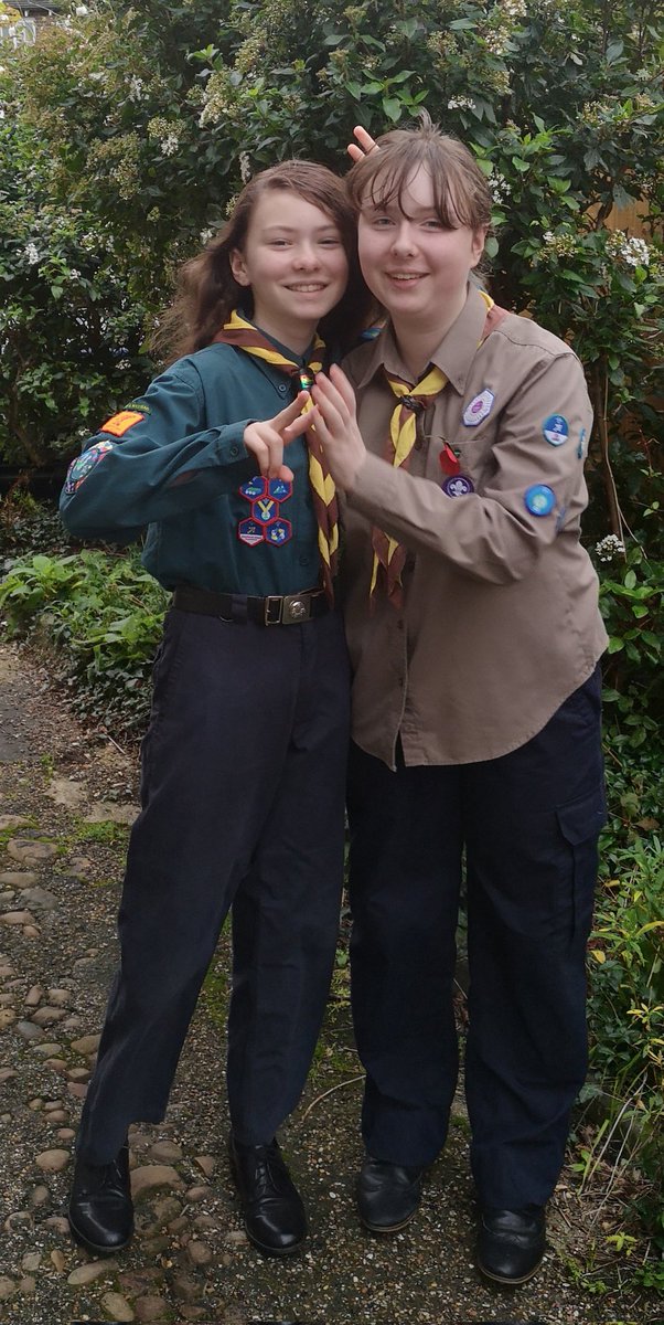 KirstyWarner's tweet photo. #remembranceday2022    

Off to school, and trying to get them to pose nicely. 🙄
They will act properly later and Sunday, just not for mum 🤣. 

#nogangsigns https://t.co/FDx6qJ8ecm