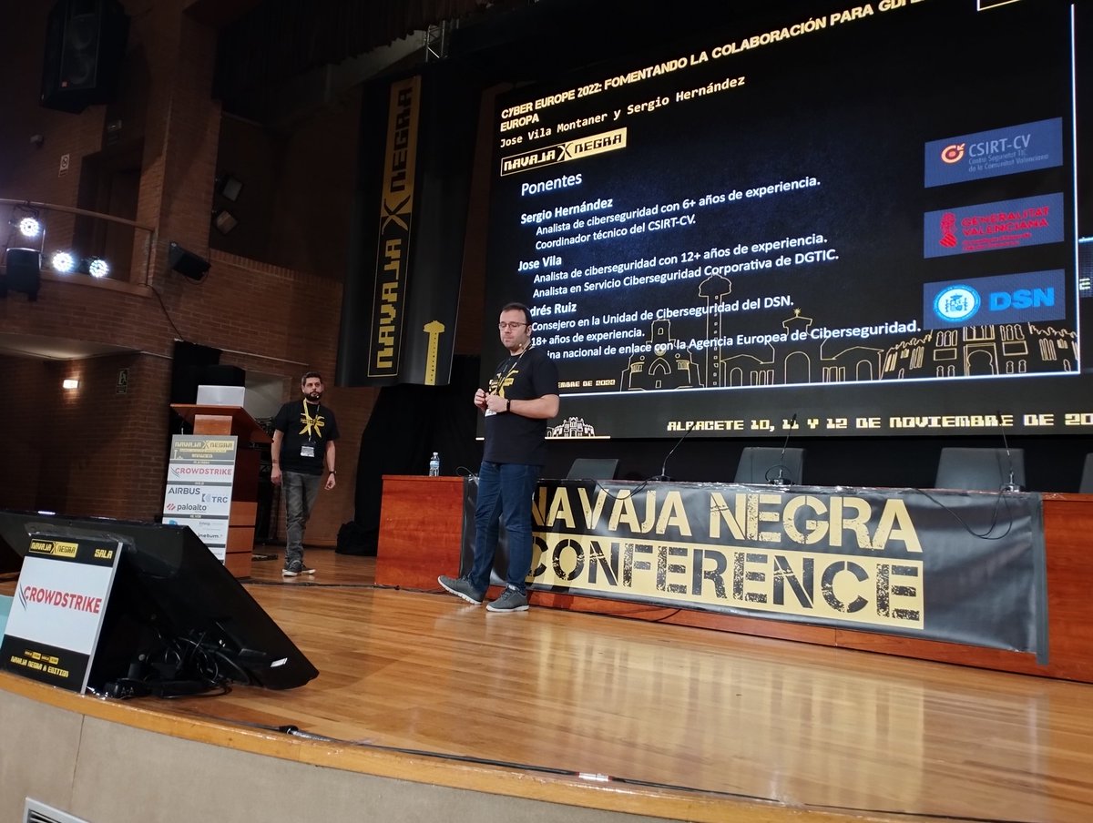 ¡No paramos! 💪💪 Ya en acción, <a href="/jovimon/">Jose Vila</a> y Sergio Hernández hablando de 'Cyber Europe 2022: Fomentando la colaboración para GDI en Europa'. 

El Paraninfo, lleno. ¡Sois geniales, navajeros! 👍 

Sigue las charlas en streaming en m.twitch.tv/navajanegra