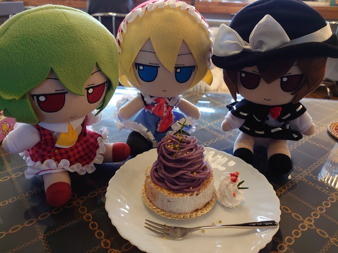 ふもふも軍団とティータイム

ふもふも紅魔館組「さつま芋のモンブラン!」
ふもふも妖怪の山「アップルティー!」
天子、紫苑、女苑「おいしー」
幽香、アリス「綺麗な色ね」
蓮子「メリー来ないのかしら」 