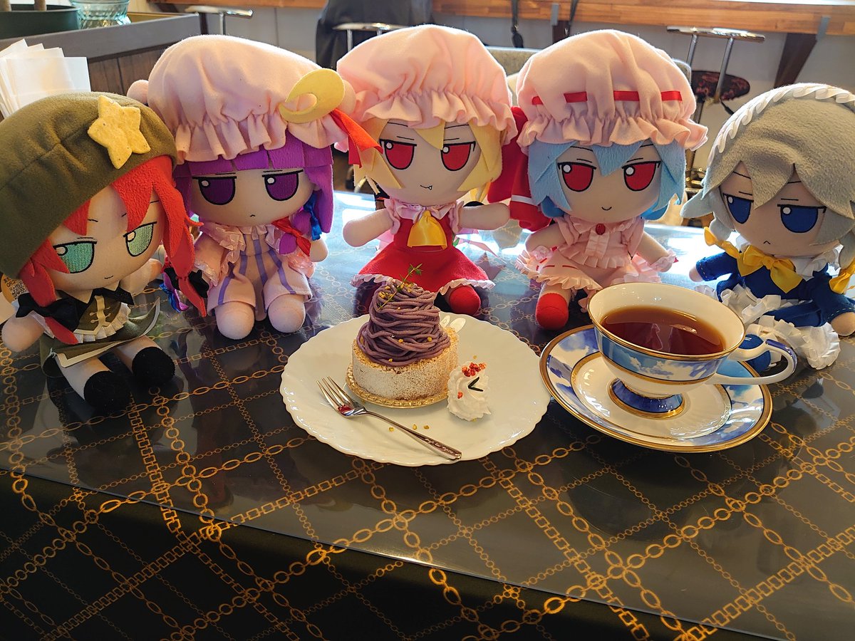 ふもふも軍団とティータイム

ふもふも紅魔館組「さつま芋のモンブラン!」
ふもふも妖怪の山「アップルティー!」
天子、紫苑、女苑「おいしー」
幽香、アリス「綺麗な色ね」
蓮子「メリー来ないのかしら」 