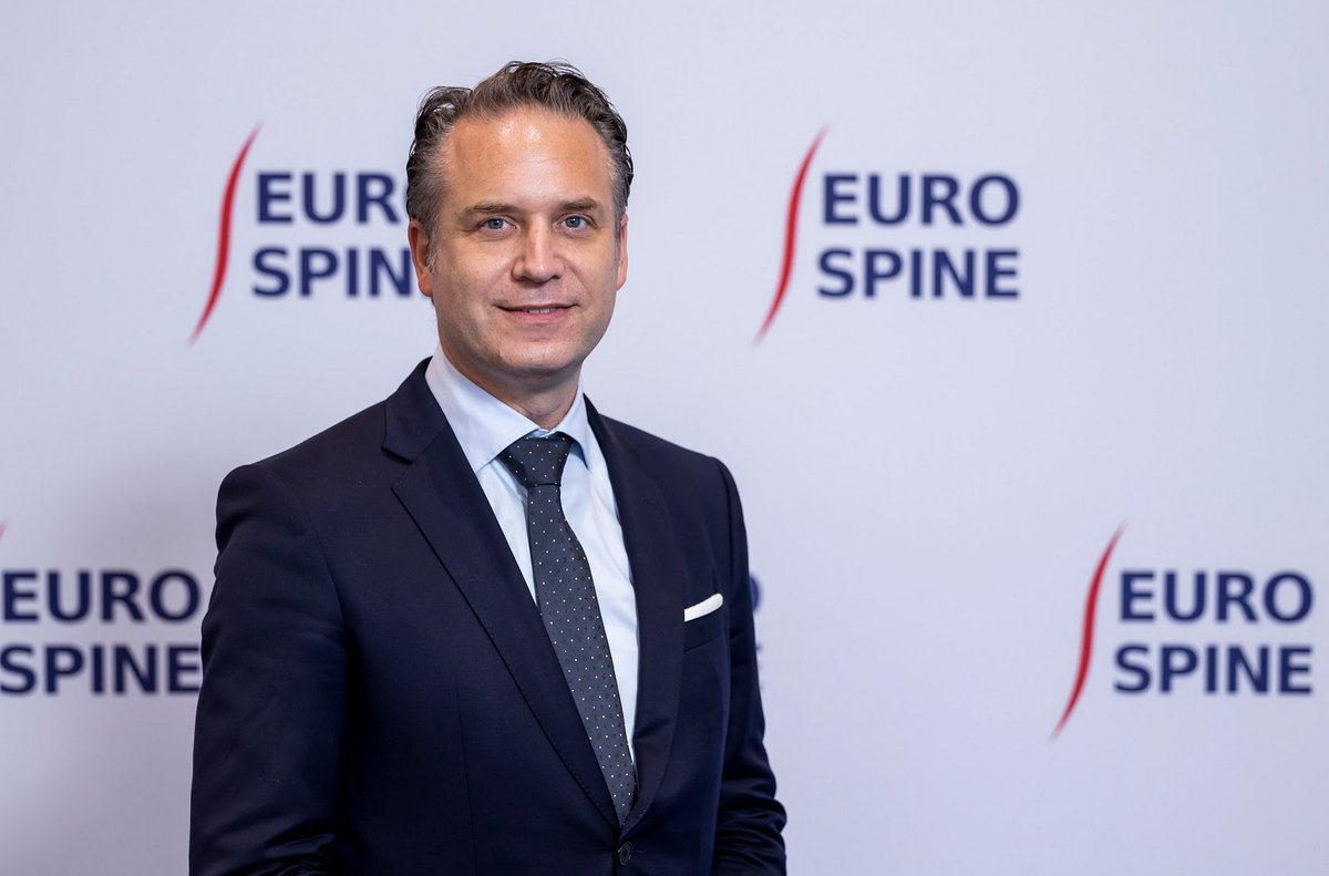 CHUVLausanne's tweet photo. 📣 Le Pr Dominique A. Rothenfluh (@dominique_mdphd), chef de service du Centre de chirurgie #spinale au @CHUVLausanne et professeur associé de l’@unil est nommé Président désigné d'@EUROSPINESoc.
En savoir plus 👉🏾https://t.co/96LpJA7b5h https://t.co/NLHJbHCKIO