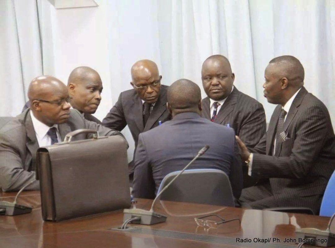 il faut le dire, il ya toujours eu dans chaque classe les élèves insensé qui deviennent à la fin de compte malpolis et médisants à l'égard de leur #Mwalimu quoi qu'il en soit, la photo montre qui apprend de qui avec quelle admiration <a href="/Bibishe6/">Bibishe Pascaline N</a> <a href="/BillyKambale1/">Billy Kambale</a> <a href="/KosoCharlotte/">Charlotte la Mbingazor</a>