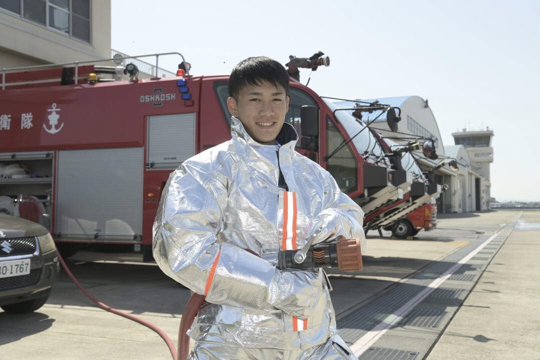JMSDF_RECRUIT's tweet photo. この人はどんな仕事をし��いる人でしょうか？
答えは、#地上救難員 です！
＃消防官 ではないですよ！海上自衛官ですよ！
ちなみに地上救難員は艦艇勤務をすることもあります。その時は艦上救難員と呼ばれます。🐮
＃就活 ＃転職 ＃既卒 ＃新卒 ＃海上自衛官募集中 ＃２４空 https://t.co/8xVpV6QjwW