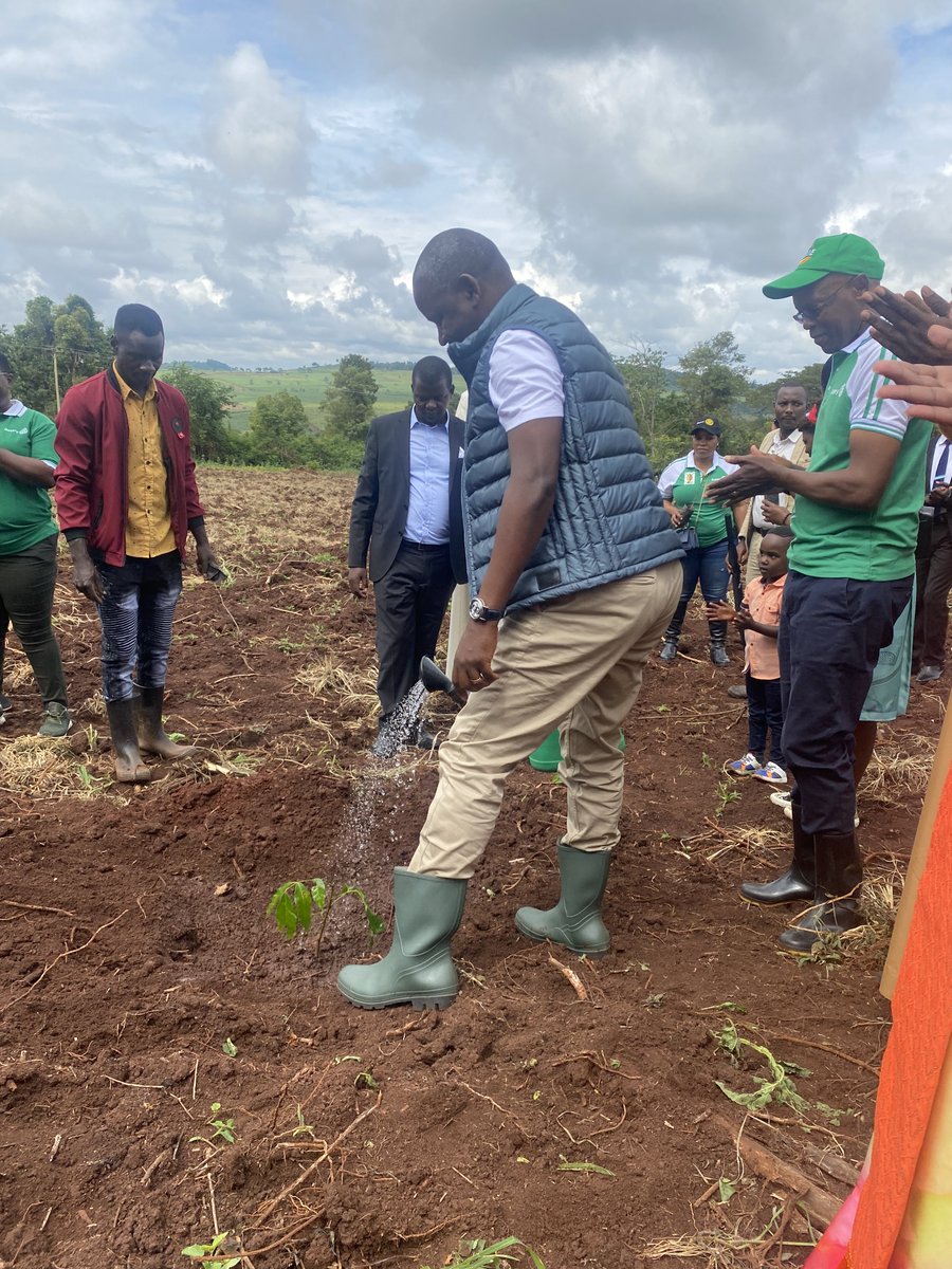 Rotary Club of Kampala Central (@centralrotary) on Twitter photo The Right Honorable deputy speaker of parliament <a href="/Thomas_Tayebwa/">Thomas Tayebwa</a> participating in the tree planting at Nyenga seminary <a href="/CentralRotary/">Rotary Club of Kampala Central</a> #missiongreen #ekibirakya kabaka The Right Honorable deputy speaker of parliament <a href="/Thomas_Tayebwa/">Thomas Tayebwa</a> participating in the tree planting at Nyenga seminary <a href="/CentralRotary/">Rotary Club of Kampala Central</a> #missiongreen #ekibirakya kabaka