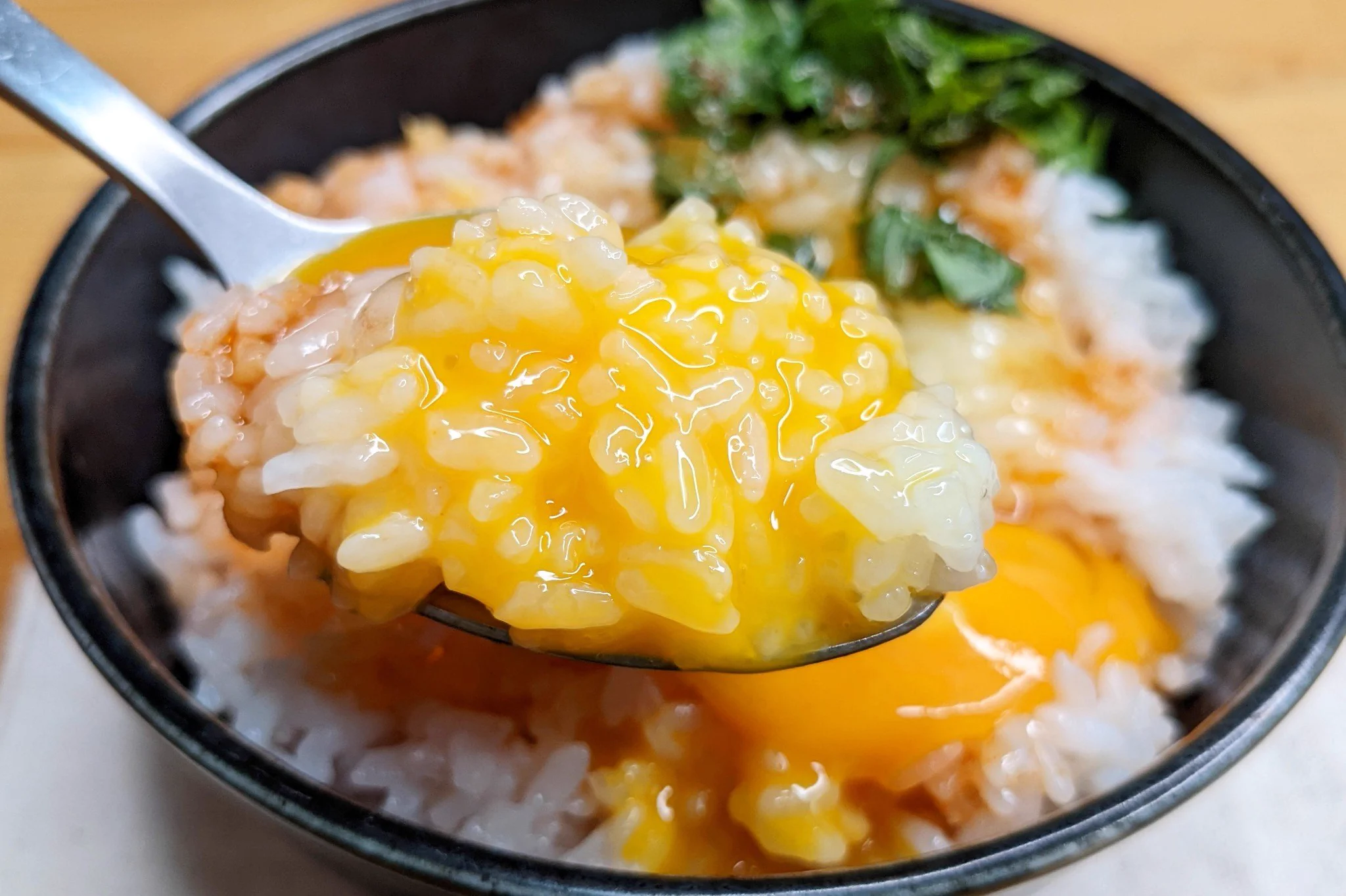 この簡単さとお手軽さは忙しい朝のメニューにもすごく良さそう！大葉などを使った「卵かけご飯」レシピ！