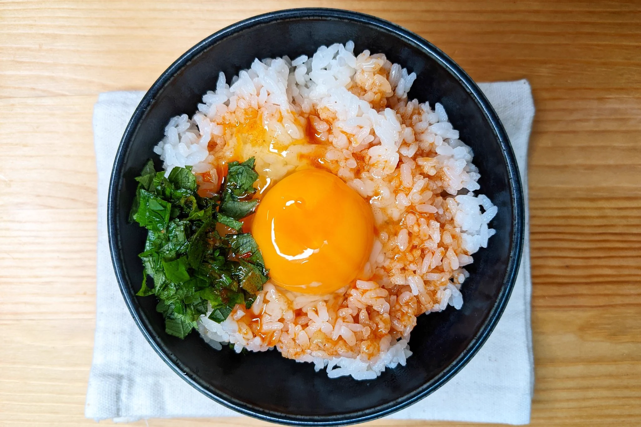 この簡単さとお手軽さは忙しい朝のメニューにもすごく良さそう！大葉などを使った「卵かけご飯」レシピ！