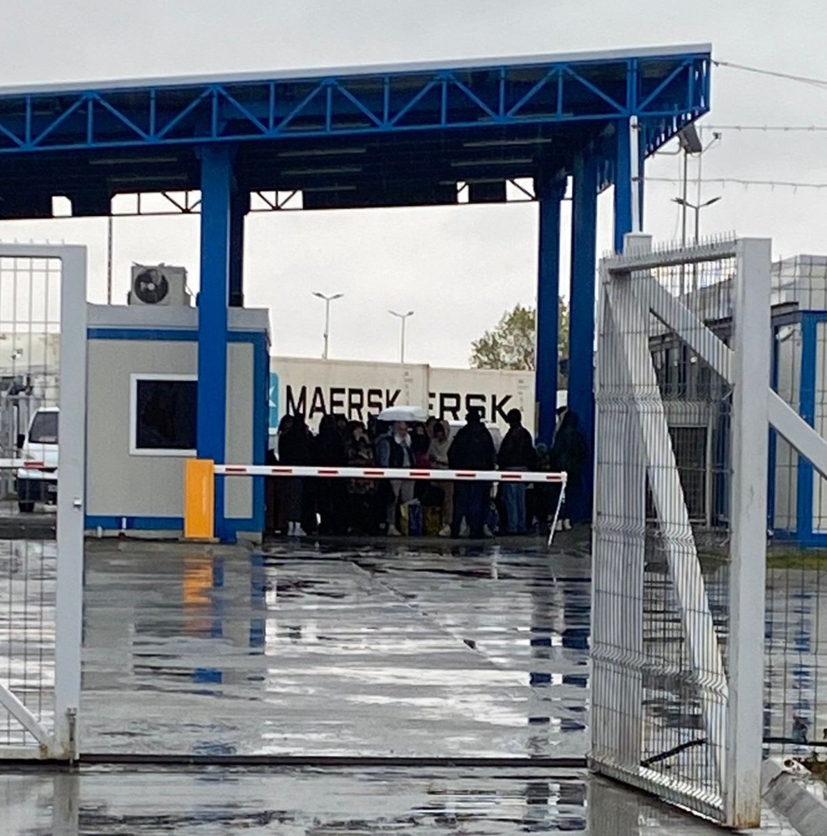 More Ukrainians queuing at the borders again. It's 7 degrees and raining constantly. Many are traumatised and need urgent health care. Please help by visiting  gpnow.net/ukrainian-cris…
#StandWithUkraine
#telehealth 
#funding