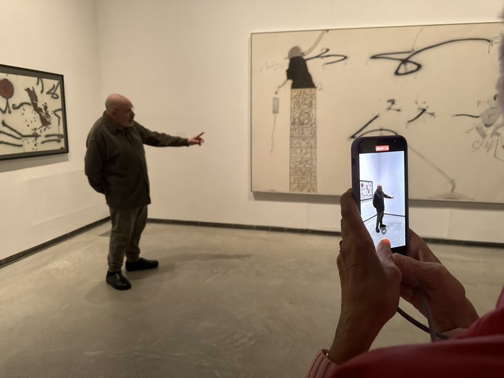 peptur70's tweet photo. El @MACEeivissa va acollir ahir, dins la programació de la propera cloenda de l’exposició ‘Zush a Eivissa’, un col·loqui amb l’artista i una visita a la mostra comentada per ell mateix. Un autèntic luxe per tots els assistents. #Art #Zush #Evru @ajeivissa https://t.co/1egPfAU9xP