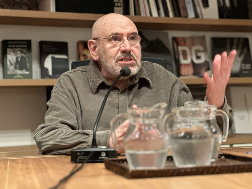 peptur70's tweet photo. El @MACEeivissa va acollir ahir, dins la programació de la propera cloenda de l’exposició ‘Zush a Eivissa’, un col·loqui amb l’artista i una visita a la mostra comentada per ell mateix. Un autèntic luxe per tots els assistents. #Art #Zush #Evru @ajeivissa https://t.co/1egPfAU9xP