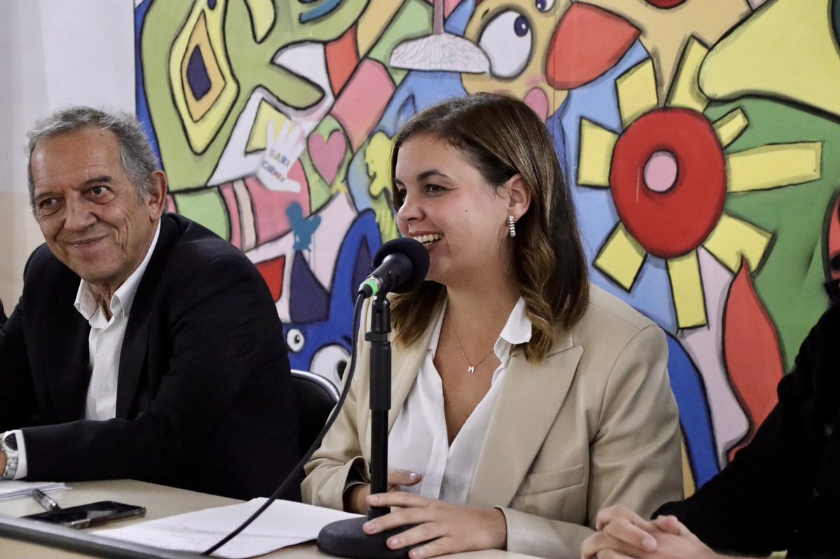 Alessio_CL's tweet photo. Ayer en el #Senabre estuvimos hablando de #Educación con la próxima alcaldesa de Valencia, @SanGomezLopez
@miguelsolerg
@MaiteIbanez 
Gracias a todas las AMPAS de nuestros barrios por permitirnos poder dialogar y debatir sobre todo lo bueno hecho, y sobre mejoras posibles.
🌹❤️ https://t.co/cqn0t7edYt