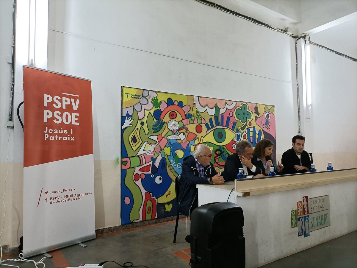 Alessio_CL's tweet photo. Ayer en el #Senabre estuvimos hablando de #Educación con la próxima alcaldesa de Valencia, @SanGomezLopez
@miguelsolerg
@MaiteIbanez 
Gracias a todas las AMPAS de nuestros barrios por permitirnos poder dialogar y debatir sobre todo lo bueno hecho, y sobre mejoras posibles.
🌹❤️ https://t.co/cqn0t7edYt