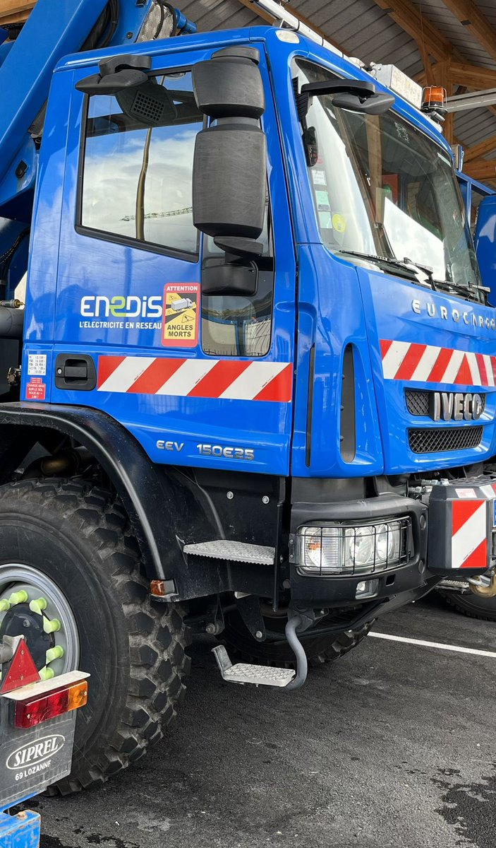 EnedisRegionSud's tweet photo. Enedis reste mobilisée 7️⃣J /7️⃣ 2️⃣4️⃣H/2️⃣4️⃣ 🚨
Ce 11 novembre, intervention des équipes suite à un accident de la route impactant le réseau électrique ⚡️ 
Les techniciens @enedis sécurisent la ligne et procèdent aux réparations, accompagnés par la Ville de #Gap. https://t.co/4yfrlYpKnh