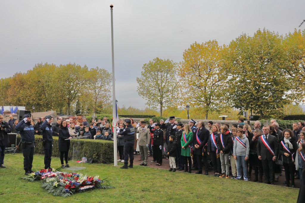 Aujourd’hui, nous commémorons l’Armistice du #11novembre1918. À l’heure où la guerre est à nos portes, il est de notre responsabilité de nous souvenir de ceux qui sont tombés nos valeurs.

J'ai déposé ce matin des fleurs au Monument aux morts de #Chambourcy avec <a href="/GwenDesforges/">Gwendoline Desforges</a>.
