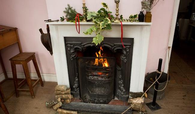 There's a whole lot of festive fun happening in #Buckinghamshire this Winter ❄️ From winter light trails &amp; Christmas Opera's, spiritual fairs &amp; celebrating Christmas past! bit.ly/3DZ0CPt
📸: <a href="/WaddesdonManor/">Waddesdon</a> | <a href="/Danesfieldhouse/">Danesfield House</a> | Deer Spririt Events | <a href="/ChilternOAM/">Chiltern Open Air Museum</a> 
#events