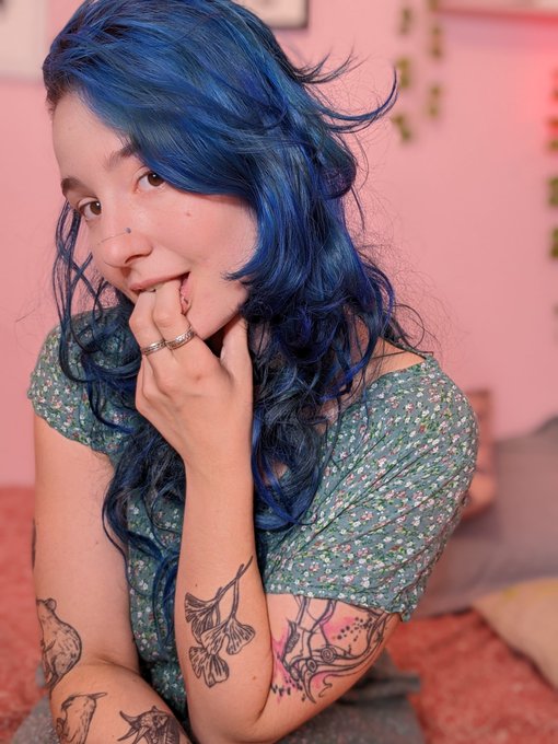 C'est f&eacute;ri&eacute;, viens on passe la journ&eacute;e &agrave; rien faire tous les 2 🤫💦  Nothing today, let's just spend the