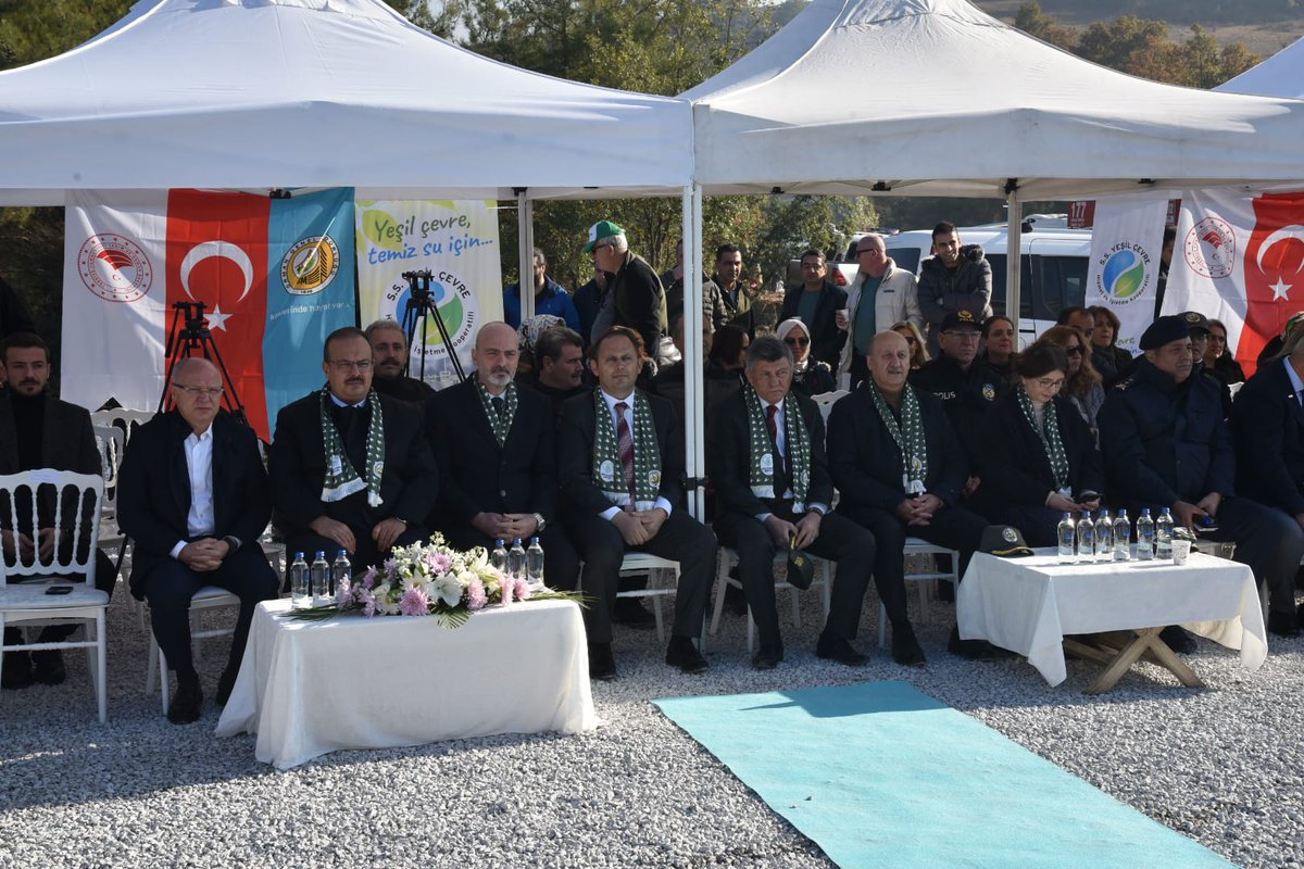 davutgurkan's tweet photo. Gelecek kuşaklara daha yeşil bir Bursa, daha yeşil bir Türkiye bırakmak için, yarınlarımızı emanet edeceğimiz yavrularımız ile hep birlikte #GeleceğeNefes olduk. 

81 İl de aynı anda #TürkiyeYüzyılınaNefes kampanyası ile fidanlarımızı toprakla buluşturduk. https://t.co/8Swf9DR7KL