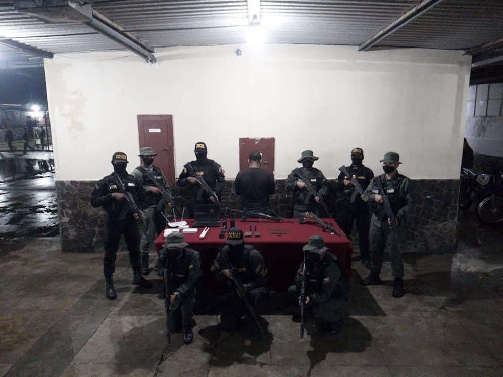 En el Edo Bolívar Mcpio Sifontes FANB detiene sujeto integrante de la banda delincuencial armada Las 3R, quien mantenía en zozobra a la población, dedicado al sicariato, cobro de vacunas, minería ilegal, tráfico de drogas, al cual se le incautó armamento de guerra y municiones.